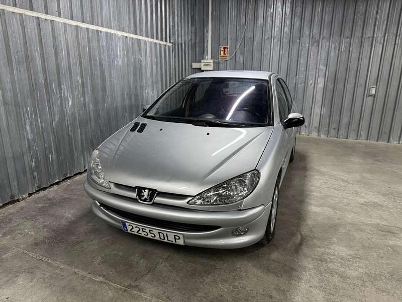 Usado Peugeot 206 90 CV (66 kW) 2005 Gris Utilitario