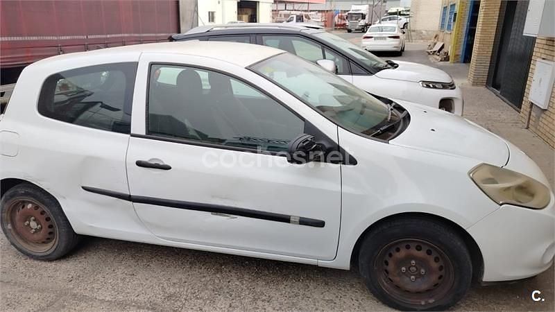 Usado Renault Clio IV 75 CV (55 kW) 2012 Blanco Berlina