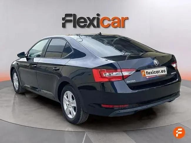 Usado Skoda Superb Active 150 CV (110 kW) 2018 Negro Familiar