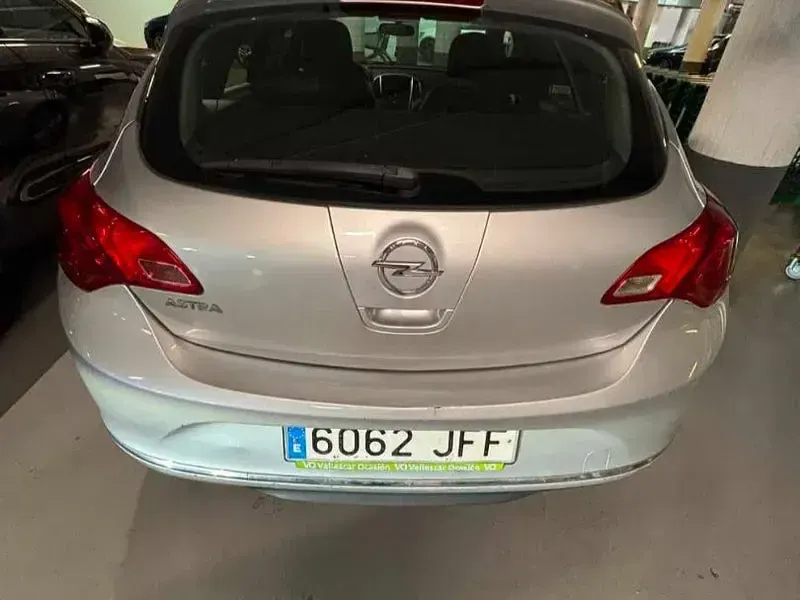 Usado Opel Astra Excellence 200 CV (147 kW) 2015 Gris / plata Berlina