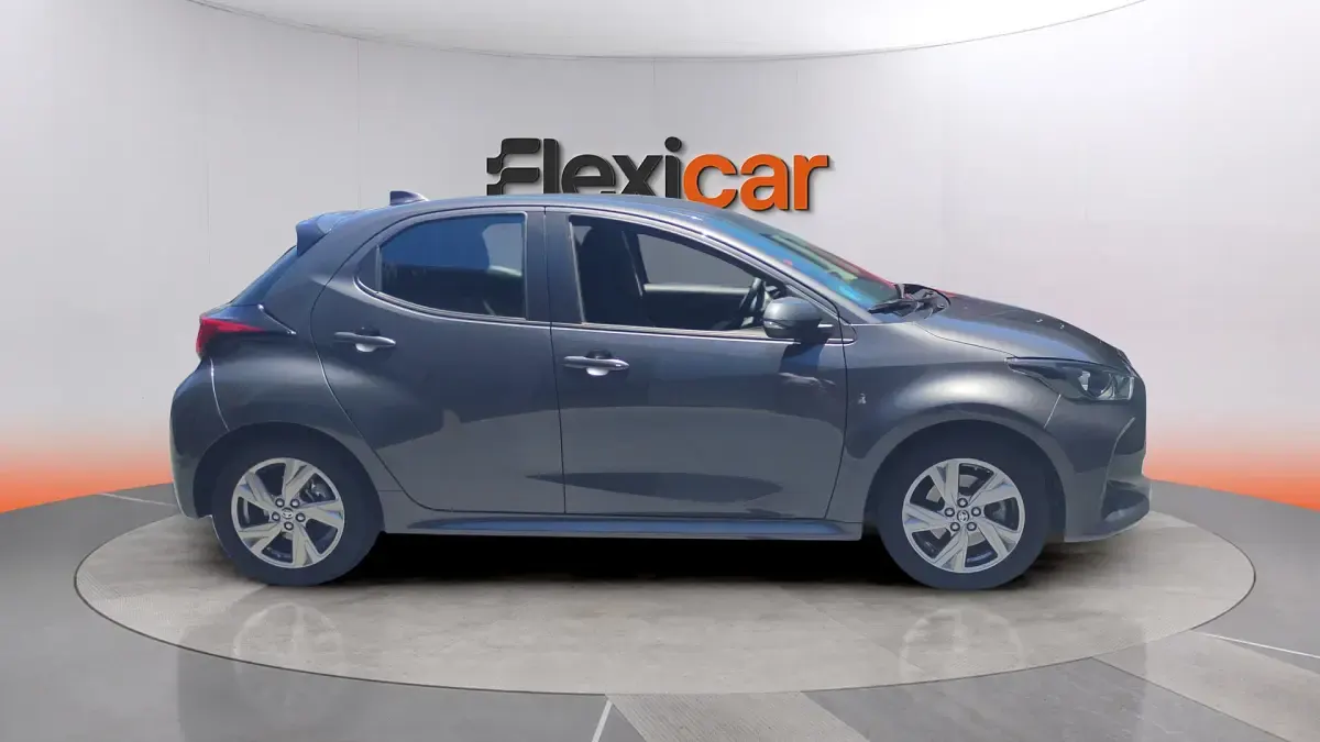 Usado Toyota Yaris Hybrid Active 116 CV (85 kW) 2024 Gris Berlina
