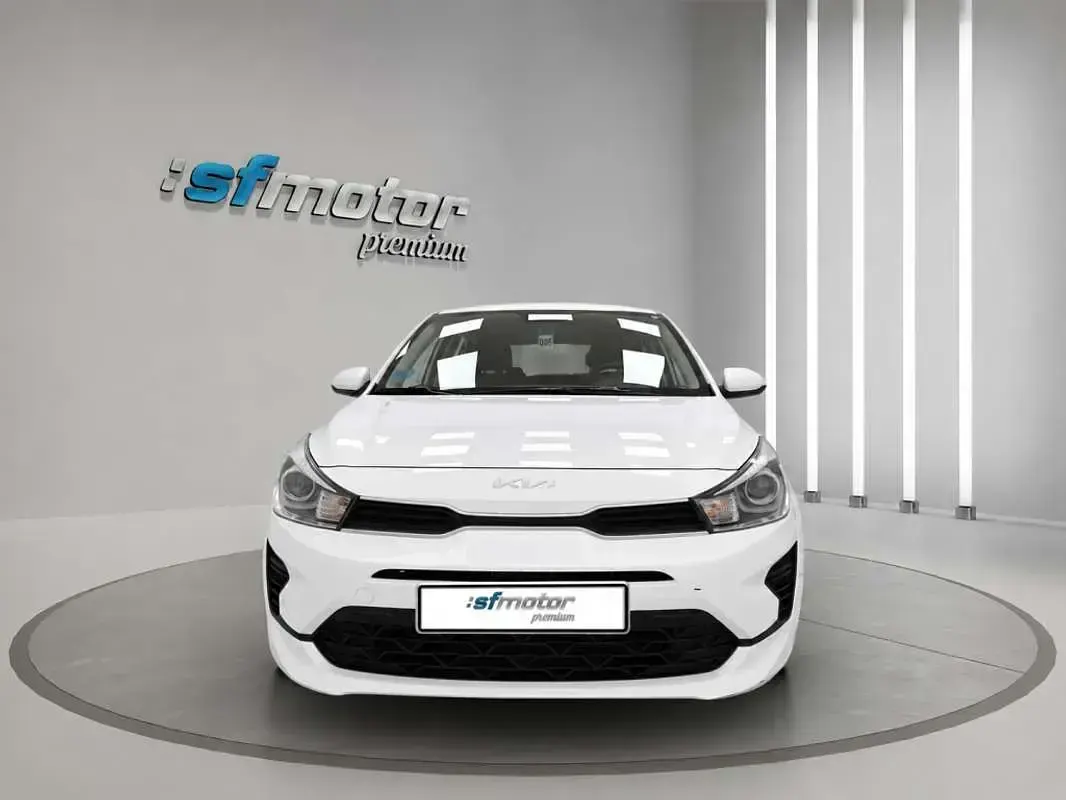Usado Kia Rio 84 CV (61 kW) 2022 Blanco Utilitario