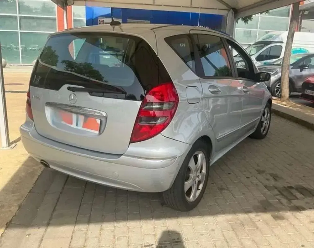 Usado Mercedes A170 116 CV (85 kW) 2005 Plateado Utilitario