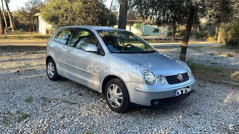 Usado VW Polo Trendline 65 CV (47 kW) 2002 Gris / plata Berlina