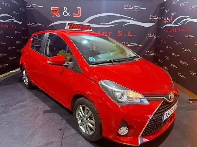 Usado Toyota Yaris Advance 99 CV (72 kW) 2016 Rojo Berlina