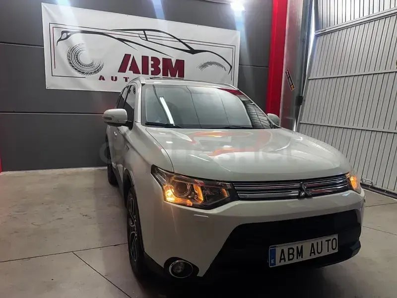 Usado Mitsubishi Outlander P-HEV 203 CV (149 kW) 2015 Blanco SUV