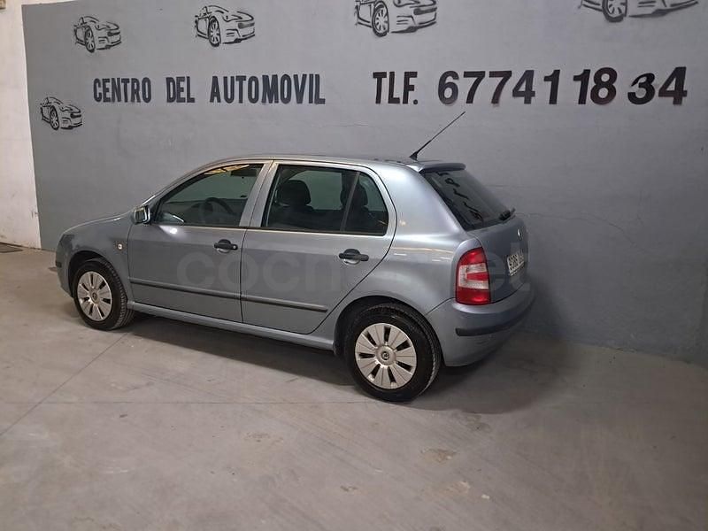 Usado Skoda Fabia 70 CV (51 kW) 2006 Azul Berlina