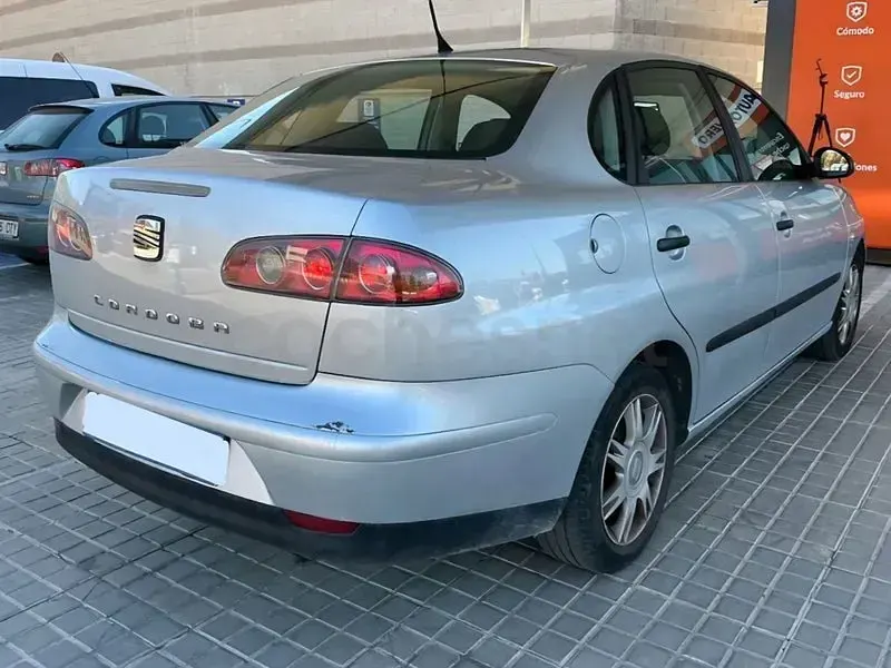 Usado Seat Cordoba Sport 100 CV (73 kW) 2007 Gris / plata Berlina