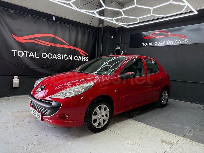 Usado Peugeot 206 60 CV (44 kW) 2011 Rojo Berlina
