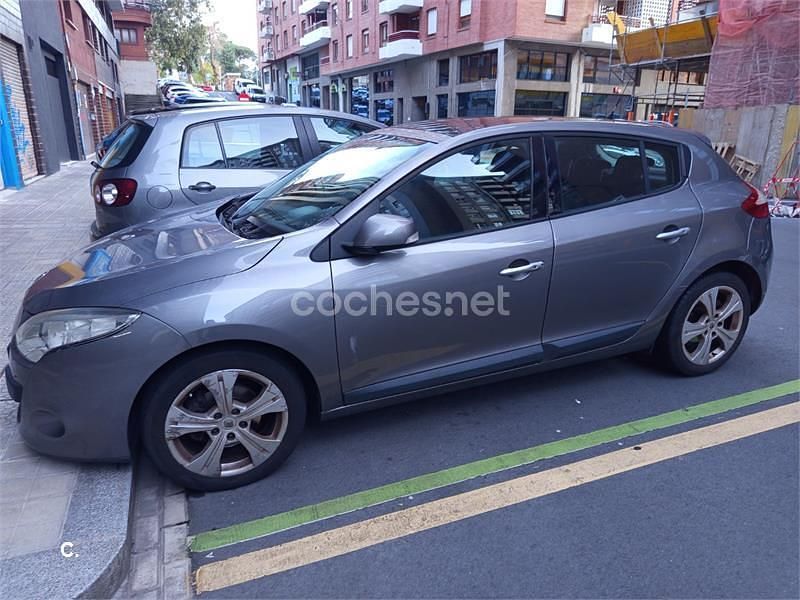 Usado Renault Mégane Dynamique 130 CV (95 kW) 2010 Gris / plata Berlina