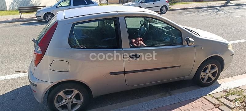 Usado Fiat Punto Dynamic 80 CV (58 kW) 2004 Gris / plata Utilitario