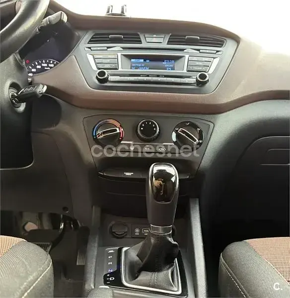 Usado Hyundai i20 100 CV (73 kW) 2016 Marrón Berlina