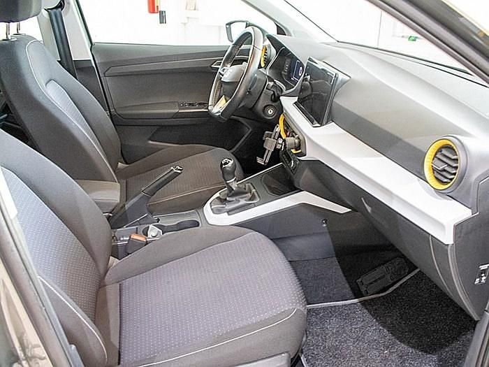 Usado Seat Arona Style 110 CV (80 kW) 2023 Gris SUV
