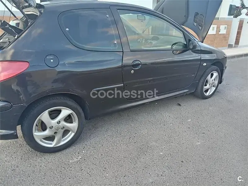 Usado Peugeot 206 90 CV (66 kW) 2005 Negro Berlina