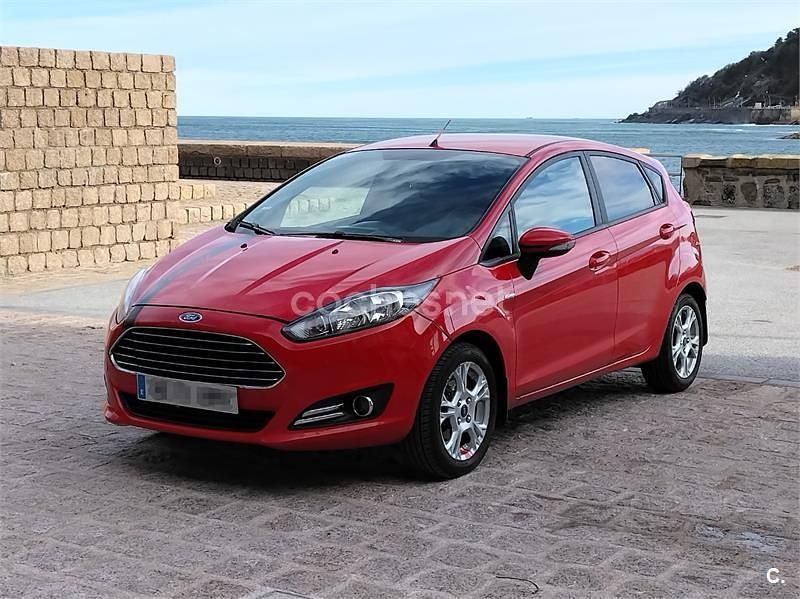 Usado Ford Fiesta Trend 82 CV (60 kW) 2014 Rojo Utilitario