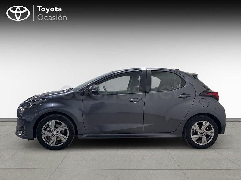 Usado Toyota Yaris Hybrid Active 116 CV (85 kW) 2024 Gris / plata Berlina