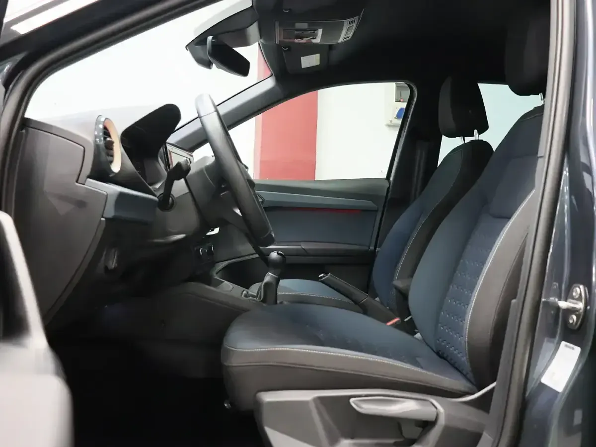 Usado Seat Arona Style Plus 115 CV (84 kW) 2026 Gris SUV