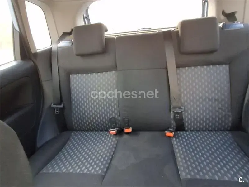 Usado Ford Fiesta Trend 90 CV (66 kW) 2005 Gris / plata Utilitario