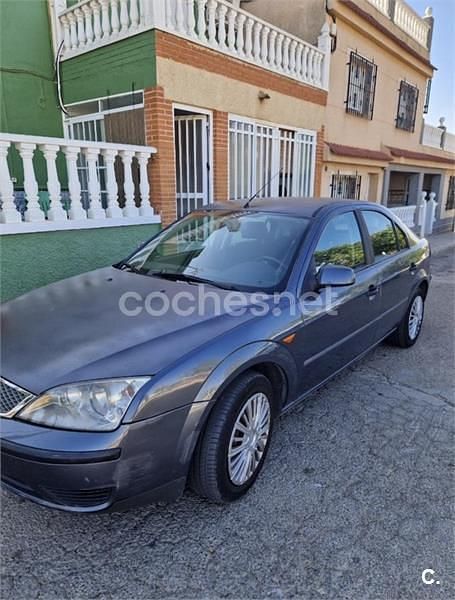 Usado Ford Mondeo Ambiente 115 CV (84 kW) 2004 Gris / plata Berlina