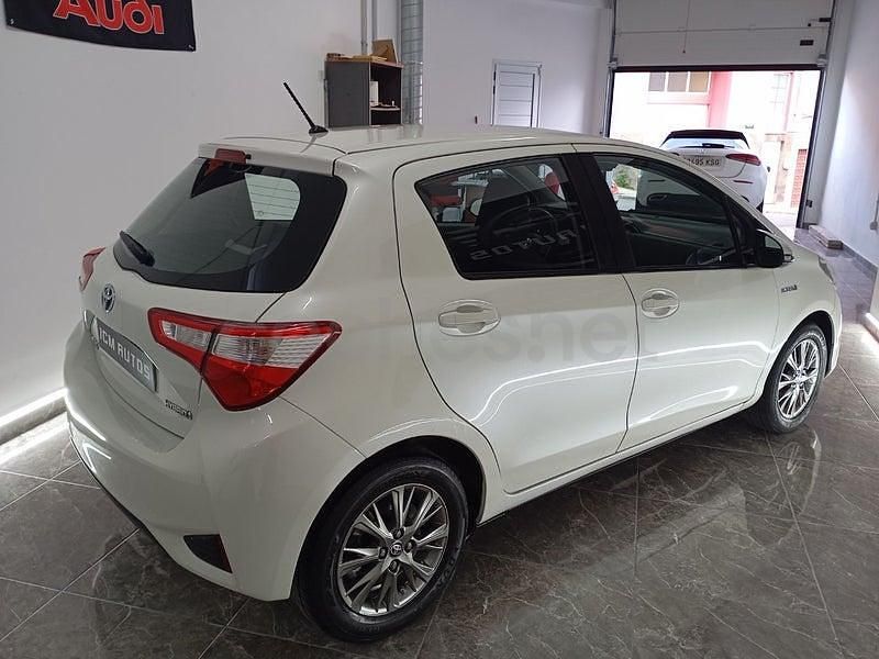 Usado Toyota Yaris Hybrid Active 100 CV (73 kW) 2019 Blanco Berlina
