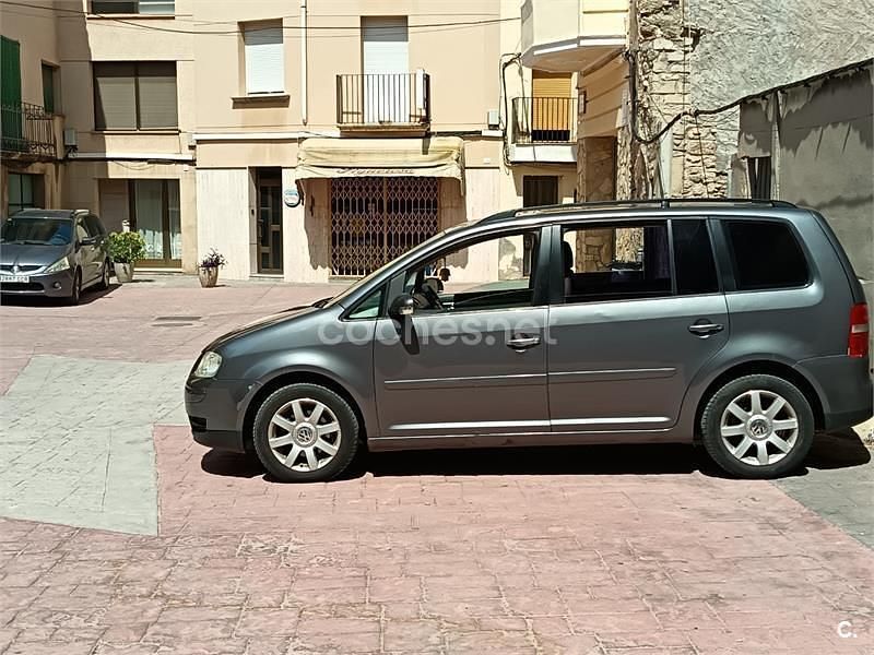 Usado VW Touran Advance 100 CV (73 kW) 2004 Gris / plata Monovolumen