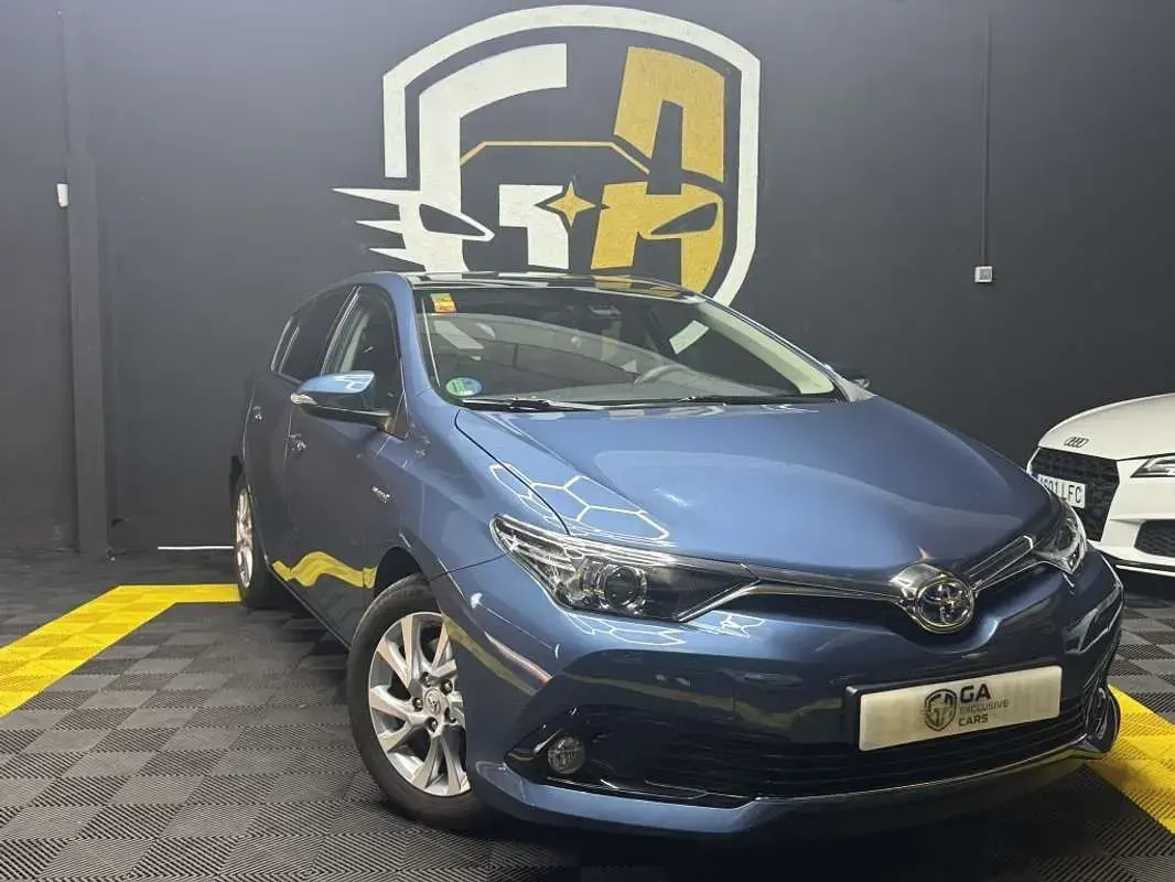 Usado Toyota Auris Hybrid Active 136 CV (100 kW) 2016 Azul Utilitario