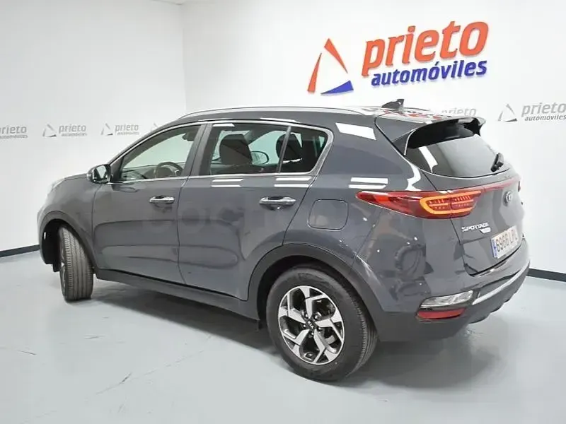 Usado Kia Sportage Plus 136 CV (100 kW) 2021 Gris / plata SUV