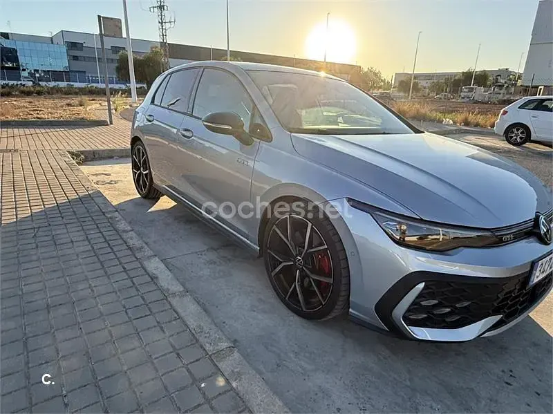 Usado VW Golf VIII GTI 265 CV (194 kW) 2025 Gris / plata Berlina