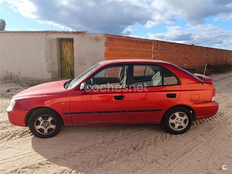Rojo Usado 2000 Hyundai Accent GLS Berlina | 1600 € - Imagen 1/4