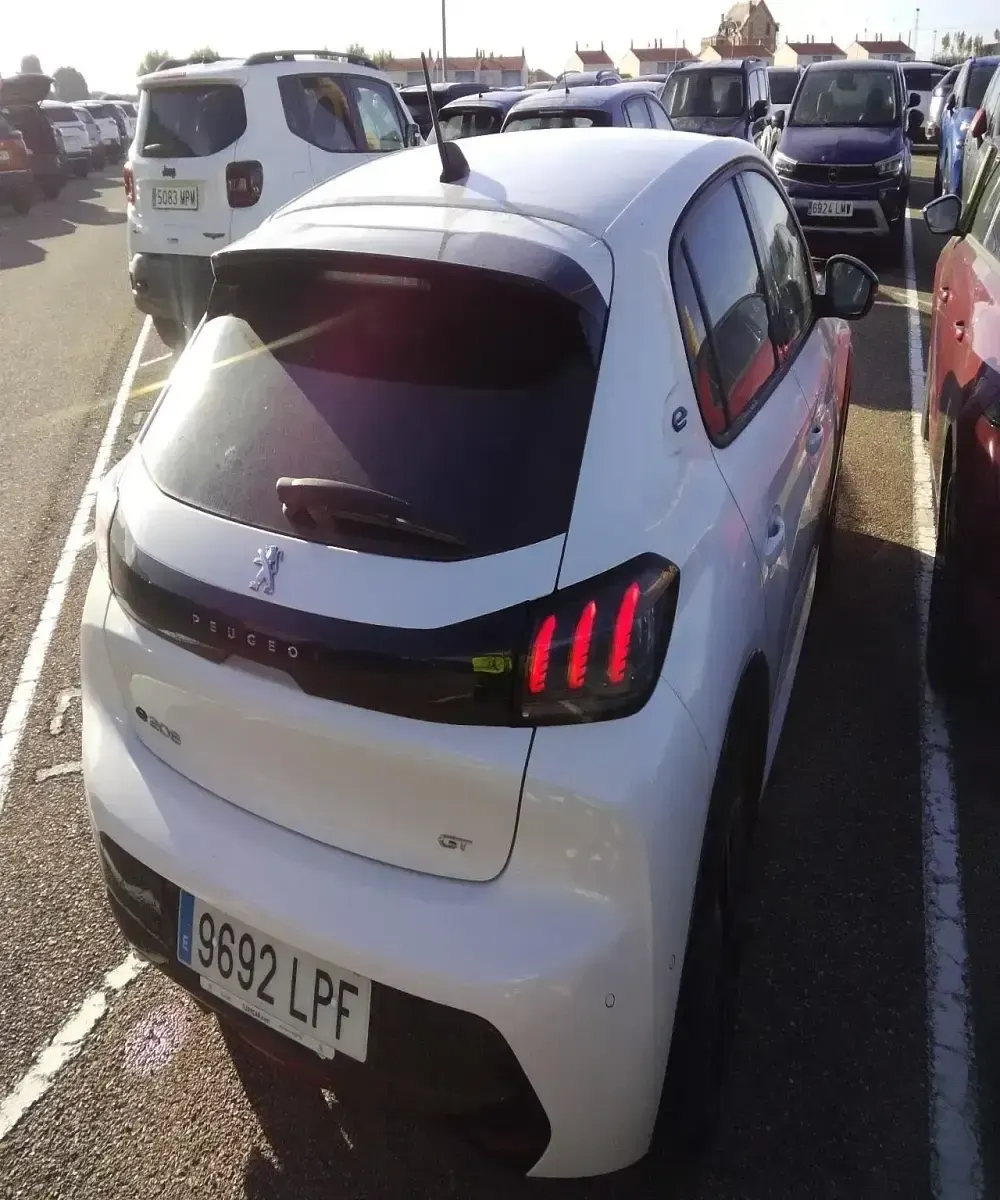 Käytetty Peugeot e-208 GT 100 kW (136 HP) 2021 Valkoinen Viistoperä