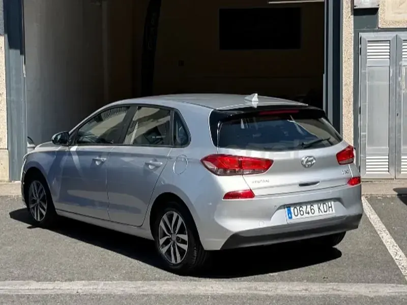 Usado Hyundai i30 120 CV (88 kW) 2017 Gris / plata Berlina