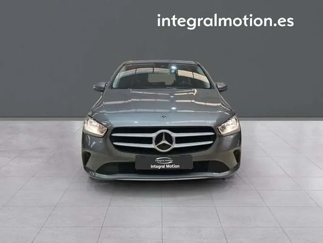 Usado Mercedes B180 136 CV (100 kW) 2020 Gris Utilitario