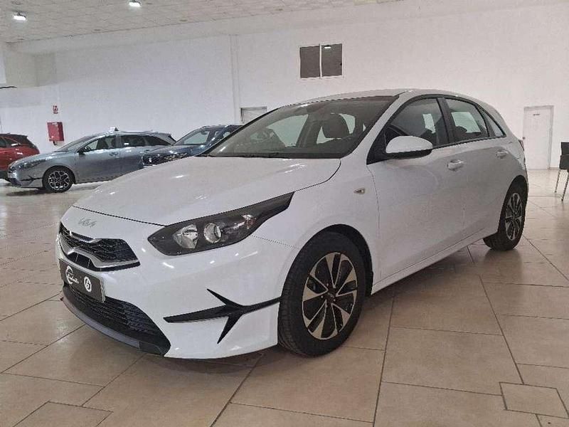 Używany Kia Ceed 101 KM (74 kW) 2025 Biały Hatchback