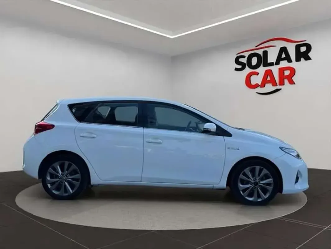 Usado Toyota Auris Hybrid Active 136 CV (100 kW) 2013 Blanco Utilitario