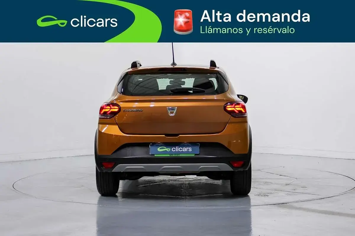 Usado Dacia Sandero Comfort 91 CV (66 kW) 2021 Naranja Utilitario