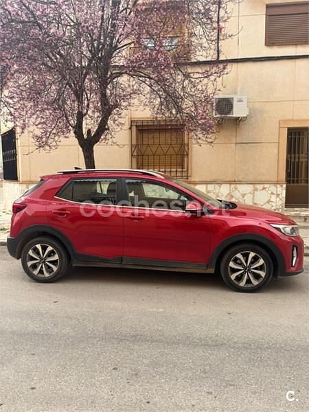 Usado Kia Stonic 100 CV (73 kW) 2021 Rojo SUV