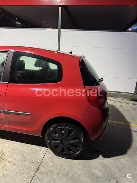 Usado Renault Clio II 75 CV (55 kW) 2008 Rojo Berlina