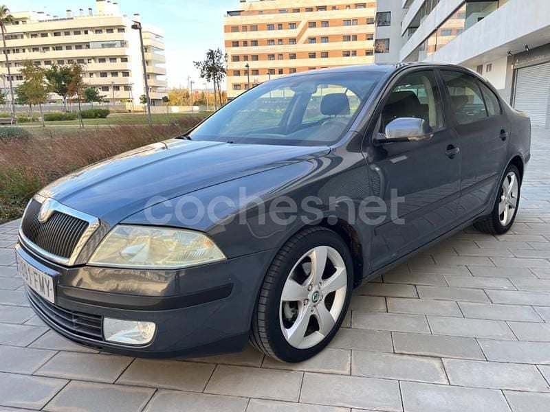 Gris / plata Usado 2007 Skoda Octavia Elegance Berlina | 3500 € (Buen precio) - Imagen 1/4