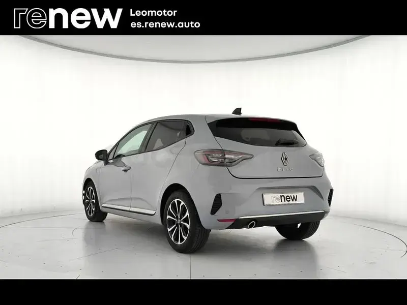 Käytetty Renault Clio V Techno 100 HP (73 kW) 2025 Harmaa Sedan