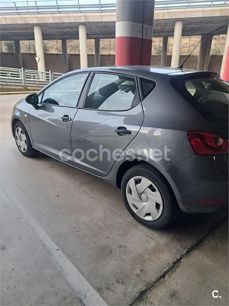 Usado Seat Ibiza Reference 85 CV (62 kW) 2013 Gris / plata Berlina