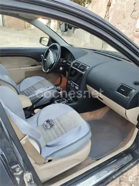 Usado Ford Mondeo Trend 130 CV (95 kW) 2005 Negro Berlina