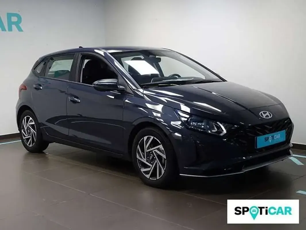 Usado Hyundai i20 101 CV (74 kW) 2024 Gris Utilitario