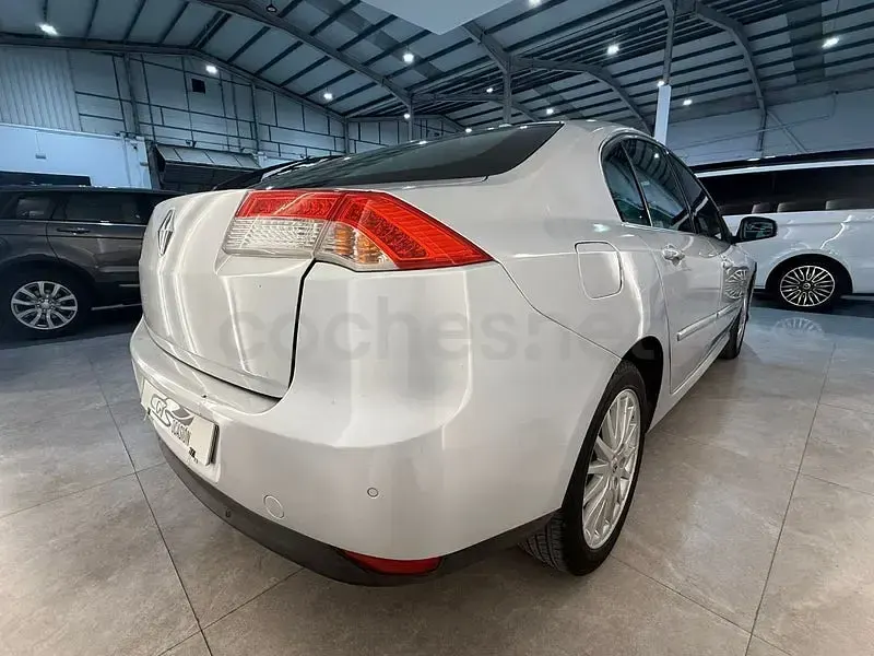 Usado Renault Laguna III Authentique 130 CV (95 kW) 2008 Gris / plata Berlina