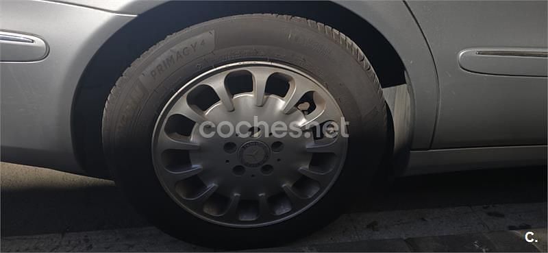 Usado Mercedes E220 Elegance 150 CV (110 kW) 2005 Gris / plata Berlina