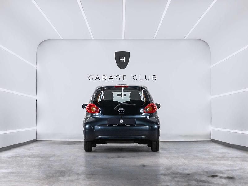 Usado Toyota Aygo 68 CV (50 kW) 2007 Gris Utilitario