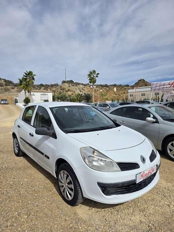 Blanco Usado 2009 Renault Clio II Authentique Utilitario | 3600 € (Precio justo) - Imagen 1/4