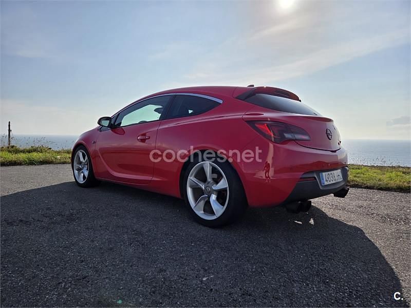 Rojo Usado 2012 Opel Astra GTC Sportive Berlina | 6800 € (Buen precio) - Imagen 1/4