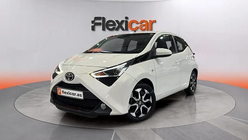 Begagnad Toyota Aygo X-play 72 HK (52 kW) 2021 Vit Halvkombi