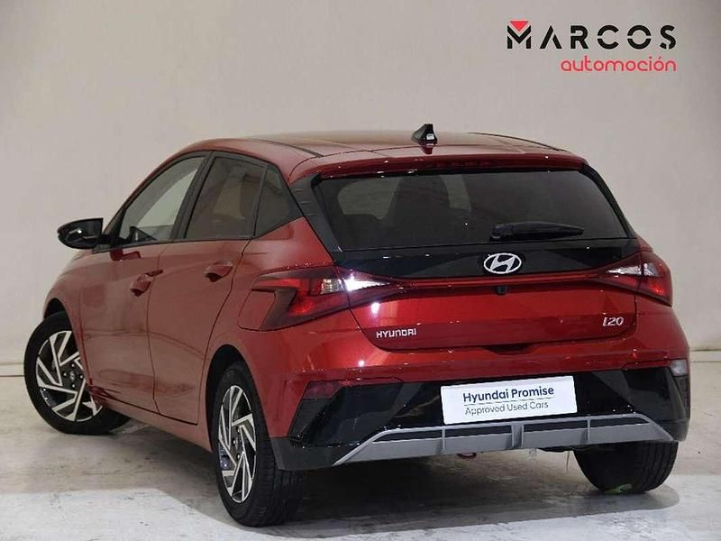 Usado Hyundai i20 101 CV (74 kW) 2025 Rojo Utilitario