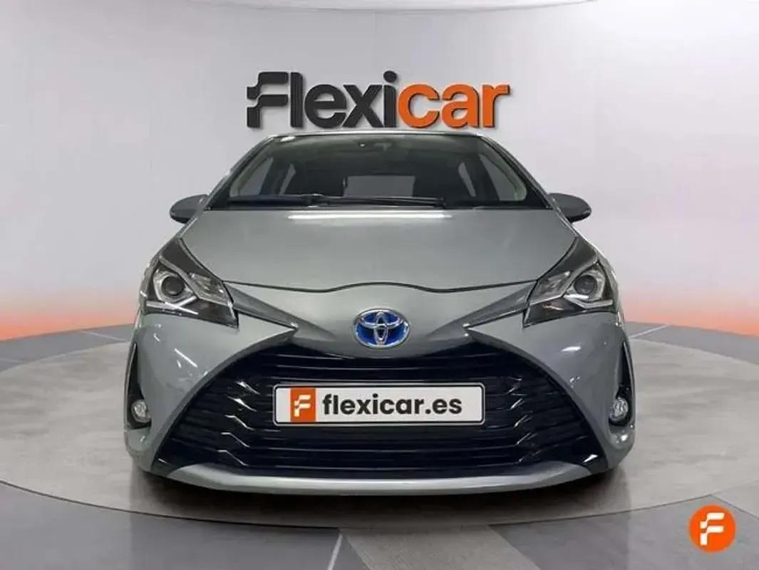 Usado Toyota Yaris Hybrid Active 100 CV (73 kW) 2018 Gris Utilitario